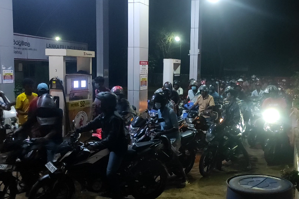 புதுக்குடியிருப்பில் நிபந்தனைகளுடன் பெற்றோல், டீசல் விநியோகம் (Photos) | Mullaitivu Petrol Diesel Sl People Feul