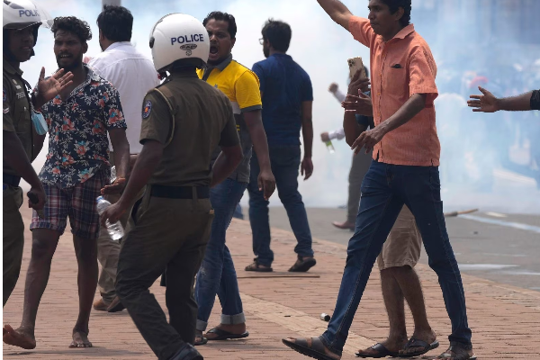 பல்கலைக்கழக ஆர்ப்பாட்டத்தில் மூன்று கான்ஸ்டபிள்களுக்கு நேர்ந்த நிலை! | Three Constables In The University Protest