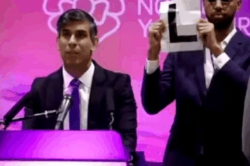 இதை கவனித்தீர்களா? ரிஷியின் பின்னால் L Boardஐ காட்டியபடி நின்ற நபர்