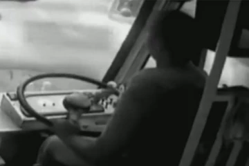 நேருக்கு நேர் மோதிக்கொண்ட பேருந்துகள் : பதை பதைக்கவைக்கும் சிசிடிவி காட்சிகள்