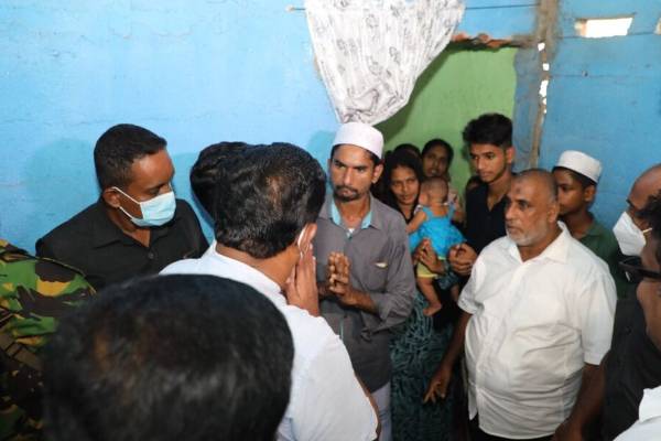 சிறுமி ஆயிஷாவின் குடும்பத்துக்கு சஜித் பிரேமதாச நிதியுதவி (PHOTOS) | Sajid Premadasa Sponsors The Family Little Aisha