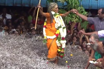 குலை நடுங்க வைக்கும் பெண் சாமியார்... முள் படுக்கையில் நடக்கும் அதிசயம்!