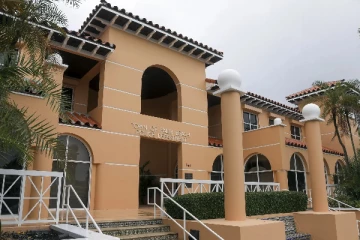 ”நான் ஒரு வேற்றுகிரகவாசி” கடற்கரை தெருவில் நிர்வாணமாக நடந்த நபர் கைது!