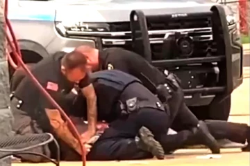 சந்தேக நபரை கொடூரமாக தாக்கிய பொலிஸ் அதிகாரிகள் சஸ்பெண்ட்! வைரலாகிவரும் வீடியோ