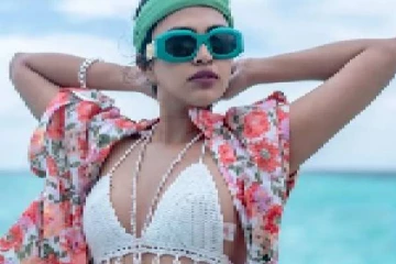 வெறும் துண்டு அணிந்து போஸ்.. வாய்ப்புக்காக மீண்டும் ஆடையில்லா படத்தில் நடிகை அமலா பால்..