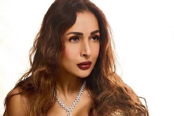 காதல் கல்யாணம் தான்!! 51 வயது நடிகை சொன்ன ரகசியம்.. | I Am A Hardcore Romantic Malaika Arora Open