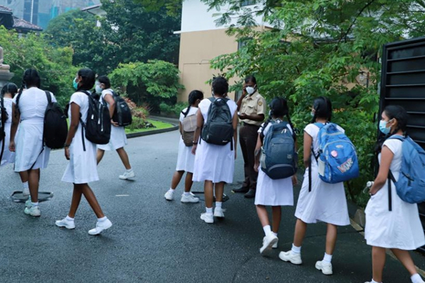 பாடசாலை மாணவர்களிடம் காவல் துறை அதிகாரிகள் என கூறி கொள்ளை! | Robbery Police Officers To School Students