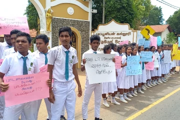 ஆசிரியர் ஒருவரின் மோசமான செயல்: வெளியேறுமாறு போராட்டம் (Video)