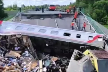 ரஷ்யாவில் வெடித்து சிதறிய பாலங்கள் ; ரயில்கள் தடம் புரண்டு 7 போ் உயிரிழப்பு