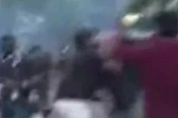 අරලියගහ මන්දිරයේ පිරිසක් අතර ගුටි කෙළියක්..