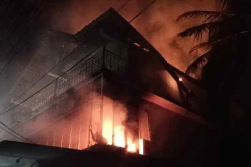 அம்பாறையில் புடவைக் கடை தீப்பற்றி எரிந்து சேதம்