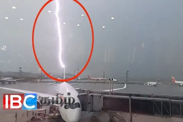 விமானத்தின் வால் பகுதியை கடுமையாக தாக்கிய மின்னல் (வைரலாகும் காணொளி)