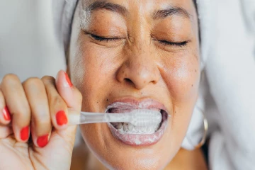 பேஸ்ட்டில் தினமும் உப்பு சேர்த்து பல் துலக்கினால் என்ன நடக்கும்? இனி செய்து பாருங்க..