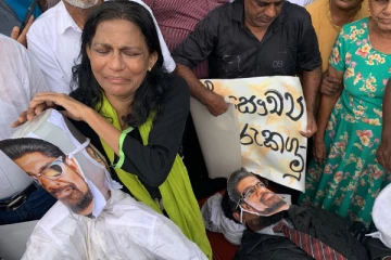 கொழும்பில் கொட்டும் மழைக்கு மத்தியில் மலர்வலயங்கள் மற்றும் சவப்பெட்டிகளுடன் வீதிக்கு இறங்கிய போராட்டக்காரர்கள் (Video)