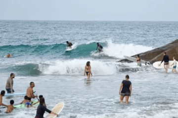 நீரில் மூழ்கிய சுவிஸ் யுவதியை காப்பாற்றிய பொலிஸார்