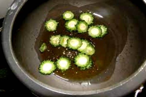 சுகரை ஏற விடாமல் தடுக்கும் பாகற்காய் கூட்டு! இப்படியும் செய்யலாமாம் | Bitter Gourd Dal Recipe