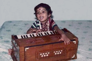 இந்த புகைப்படத்தில் இருக்கும் குழந்தை யார் தெரியுமா? இந்திய சினிமாவே கொண்டாடும் ஒரு பிரபலம்