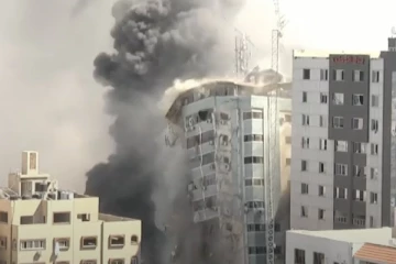 எச்சரித்த சில நிமிடங்களில் சர்வதேச ஊடகங்கள் இயங்கும் பிரபல அடுக்குமாடி கட்டிடத்தை குண்டு போட்டு தகர்த்த இஸ்ரேல்! பரபரப்பு காட்சி