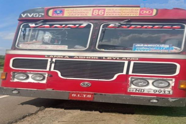 இலங்கை போக்குவரத்து சபைக்கு சொந்தமான பேருந்து மீது கல் வீச்சு தாக்குதல்! | Stone Pelting Attack Bus Sri Lanka Transport Board