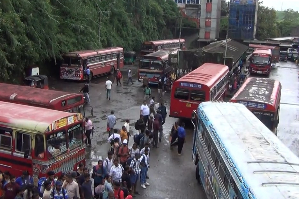 கொழும்பு செல்ல ஹட்டனில் நீண்ட வரிசையில் நிற்கும் பயணிகள் | Passengers Queuing Up At Hutton To Go To Colombo