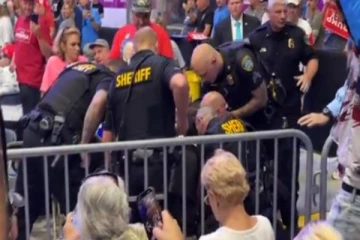 பலத்த பாதுகாப்பை மீறி பேரணியில் டிரம்பை நெருங்க முயற்சித்த மர்ம நபர்! பரபரப்பு காணொளி