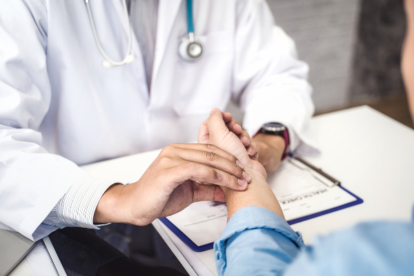 மருத்துவர்கள் பற்றாக்குறை: அரச மருத்துவ அதிகாரிகள் சங்கம் எச்சரிக்கை | Shortage Of Doctors In Sl Hospitals Close Gmoa