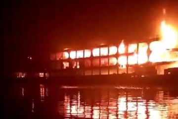 நடு ஆற்றில் கொளுந்துவிட்டு எரிந்த 500 பேர் பயணித்த படகு! பலி எண்ணிக்கை உயர்வு