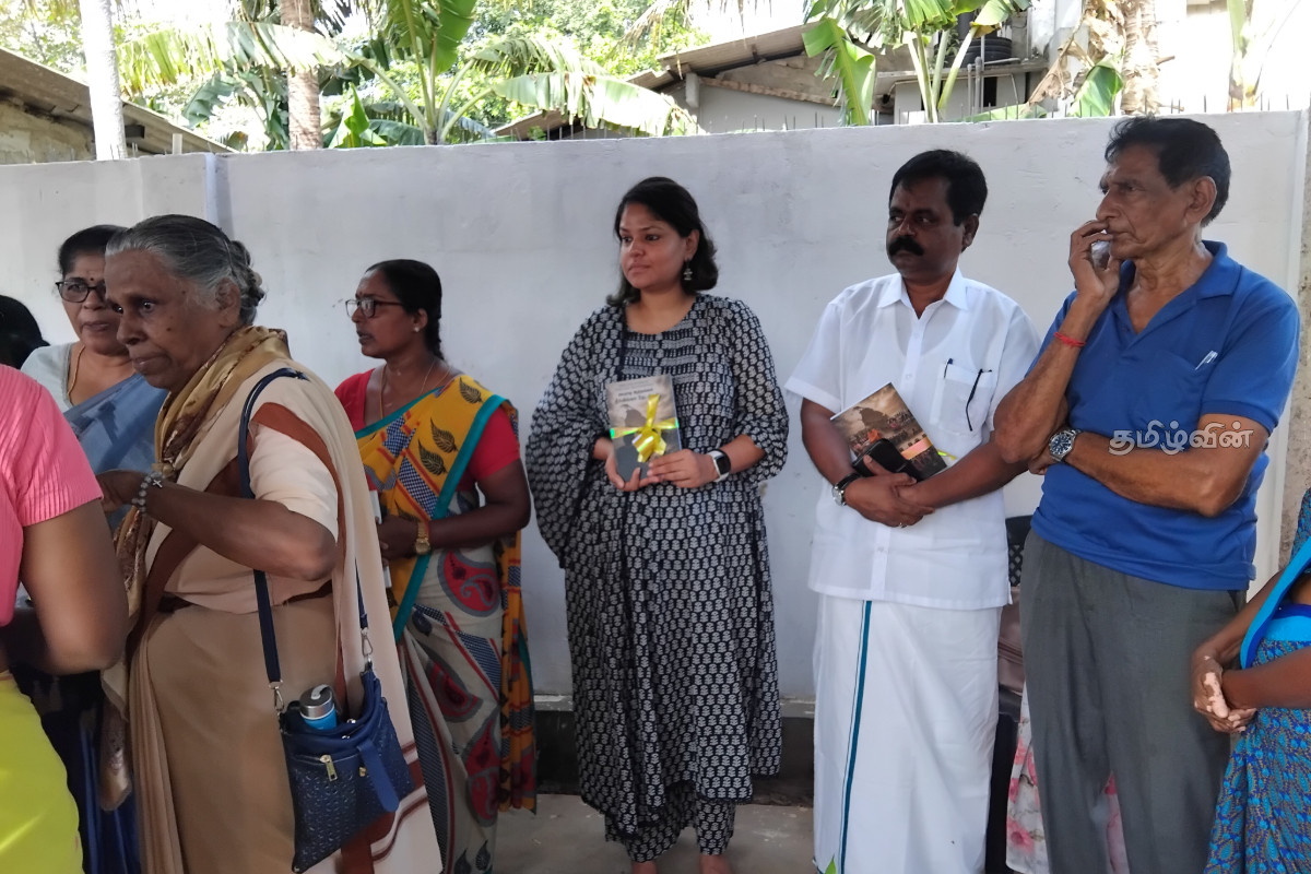 தமிழர் பகுதியில் தீச்சட்டி ஏந்தி போராட்டத்தில் குதித்த மக்கள் - அரசாங்கத்திடம் விடுத்துள்ள முக்கிய கோரிக்கை | Protest In Kilinochchi தமிழர் பகுதியில் தீச்சட்டி ஏந்தி போராட்டத்தில் குதித்த மக்கள் - அரசாங்கத்திடம் விடுத்துள்ள முக்கிய கோரிக்கை | Protest In Kilinochchi