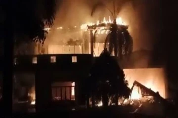 மகிந்த ராஜபக்சே வீட்டுக்கு தீ வைத்த போராட்டக்காரர்கள் - இலங்கையில் பதற்றம் அதிகரிப்பு..!