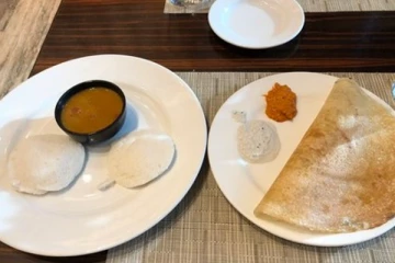 இட்லியை ருசித்து சாப்பிடும் வெளிநாட்டு செஸ் வீரர்கள்! கிளாஸ் எடுக்கும் தமிழர்கள்!