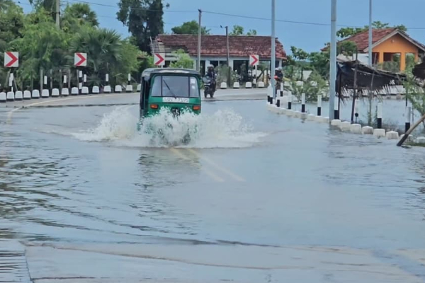 வெள்ளத்தில் மூழ்கியது மட்டக்களப்பு ; பெரும் அவதியில் மக்கள் | Batticaloa Submerged In Floods