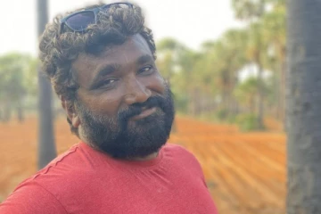 மதயானை கூட்டம் இயக்குனர் விக்ரம் சுகுமாரன் காலமானார் - பேருந்தில் பயணித்த போது திடீர் மாரடைப்பு