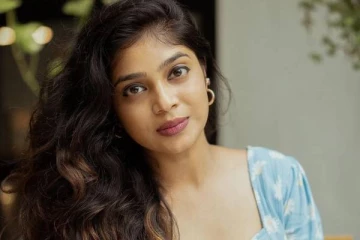 படு கவர்ச்சியான உடையில் விஜே பார்வதி திணறும் இளசுகள்