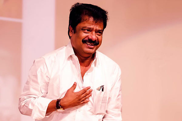 நடிகர் பாண்டியராஜனின் மகன்களா இது.... பேரக் குழந்தைகளுடன் இப்போ எப்படி இருக்கிறார் தெரியுமா? | Actor Pandiarajan Grand Sons Photo
