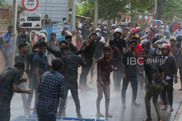 “நாம் எல்லோரும் பிரபாகரனின் மக்கள் தான்” உங்களால் முடிந்தால் என்னை சுடுங்கள் பார்ப்போம் - பகிரங்க சவால்விடுத்த மூதாட்டி! | Sri Lanka President Ranil Visit Jaffna Protest Sl