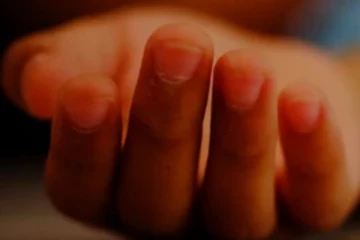 කැලෑබද ප්‍රදේශයක ගල් දෙබොක්කාවකින් පුද්ගල මළසිරුරක්.