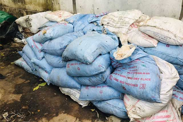 மனித பாவனைக்கு தகுதியற்ற சீனியுடன் இருவர் கைது | Two Arrested Unfit Sugar For Human Consumption