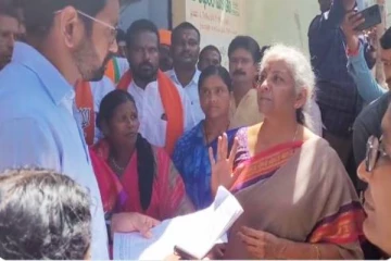 பிரதமர் மோடி படம் எங்கே? கலெக்டரை வறுத்தெடுத்த மத்திய அமைச்சர் நிர்மா சீதாராமன்