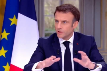 பிரான்ஸ் ஜனாதிபதி மேக்ரான் நேரலையில் செய்த ஒரு செயல்: எழுந்துள்ள கடும் விமர்சனம்