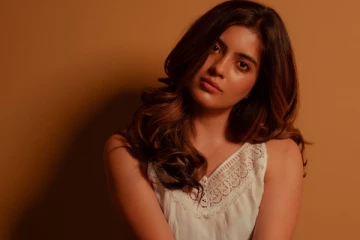 பிகில் நடிகை அம்ரிதா ஐயர் லேட்டஸ்ட் போட்டோஷூட்! எப்படி இருக்கிறார் பாருங்க