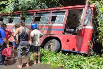 மண்மேட்டில் மோதி பேருந்து கோரவிபத்து -மாணவன் பலி பலர் படுகாயம்