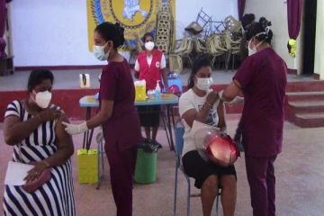 மட்டக்களப்பு மாவட்டத்தில் ஆர்வத்துடன் தடுப்பூசிகளை ஏற்றும் பெருமளவான இளைஞர் யுவதிகள்