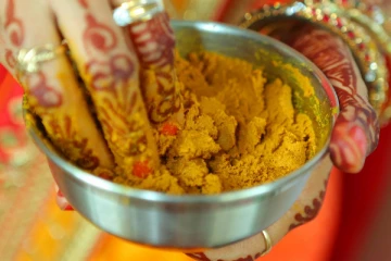 தமிழர்கள் புது ஆடைகளில் மஞ்சள் தடவி அணிவது ஏன்? வியக்க வைக்கும் அறிவியல் ரகசியம்