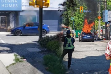 கனடாவில் திடீரென தீப்பிடித்து எரிந்த டெஸ்லா கார்!