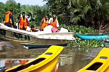 வெள்ளத்தில் மூழ்கிய மட்டக்களப்பு; ஆரம்பமான படகு சேவை