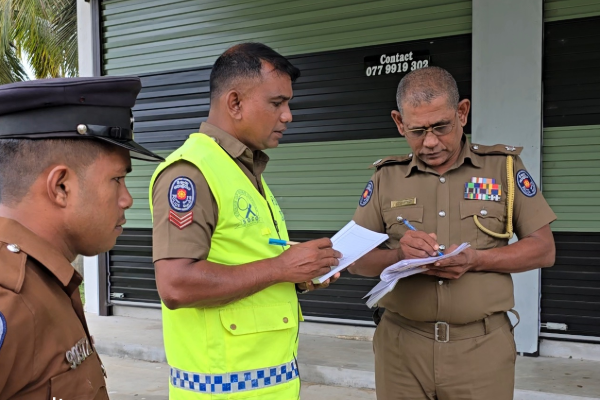 தமிழர் பகுதியொன்றில் கடைக்கு முன்னாள் கிடந்த சடலத்தால் பரபரப்பு | Body Found Outside A Shop In Tamil Area தமிழர் பகுதியொன்றில் கடைக்கு முன்னாள் கிடந்த சடலத்தால் பரபரப்பு | Body Found Outside A Shop In Tamil Area