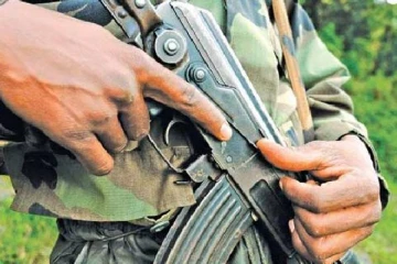 இராணுவ முகாமில் துப்பாக்கி திருடிய இருவர் கைது!