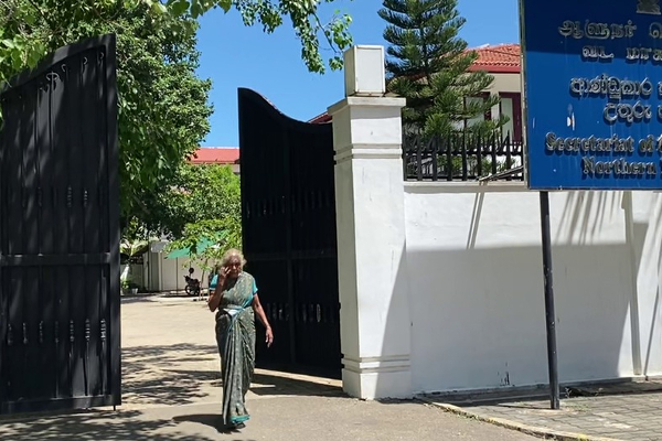 சாந்தனை நாட்டுக்கு அழைக்க போராட்டத்தில் குதித்த தாய்! (படங்கள்) | Letter To Ranil Permision Go To Shanthan Mother