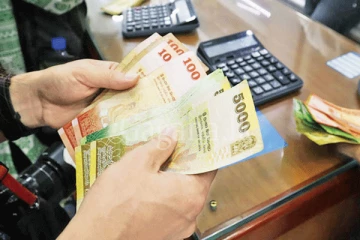 මොකක්ද මේ වෙන්න යන්නේ.? - පිරිසකට වැඩි කළ වැටුප් යළි අත්හිටුවයි?