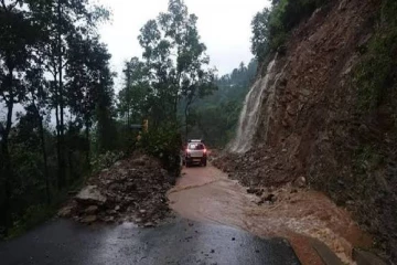 ஹட்டன் - நுவரெலியா வீதியில் போக்குவரத்துக்கு மட்டுப்பாடு